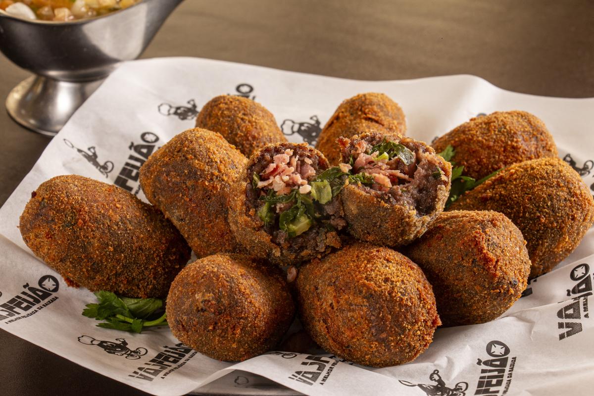 Bolinhos de feijoada abertos