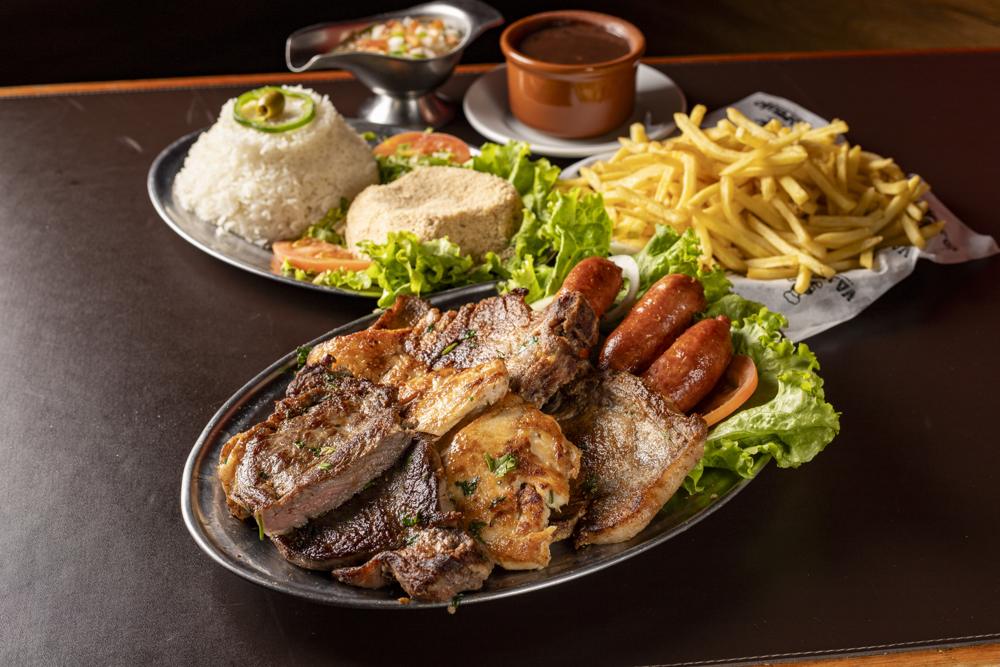 Churrasco misto com acompanhamentos