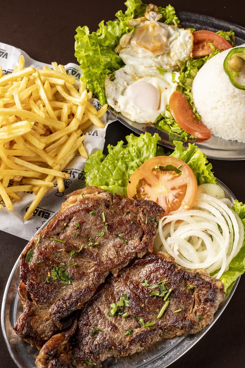 Contra filé com fritas, arroz e salada