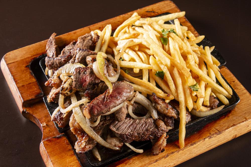 Picanha na chapa com fritas e cebola